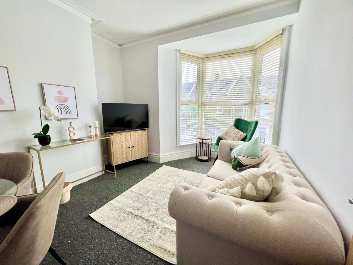 Stunning Flat Close To Beach Свонсі Екстер'єр фото